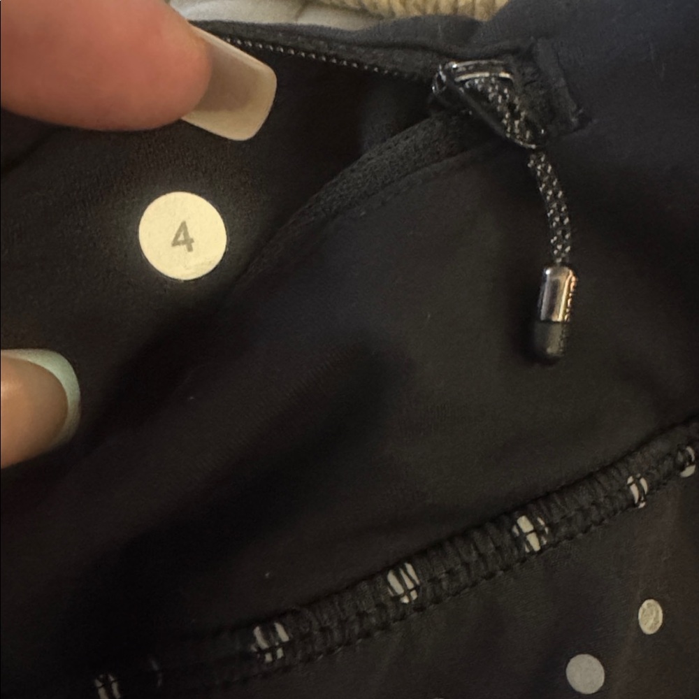 LULULEMON black speed reflective polka dot shorts 4 athletic fitness gym - Picture 4 of 5
